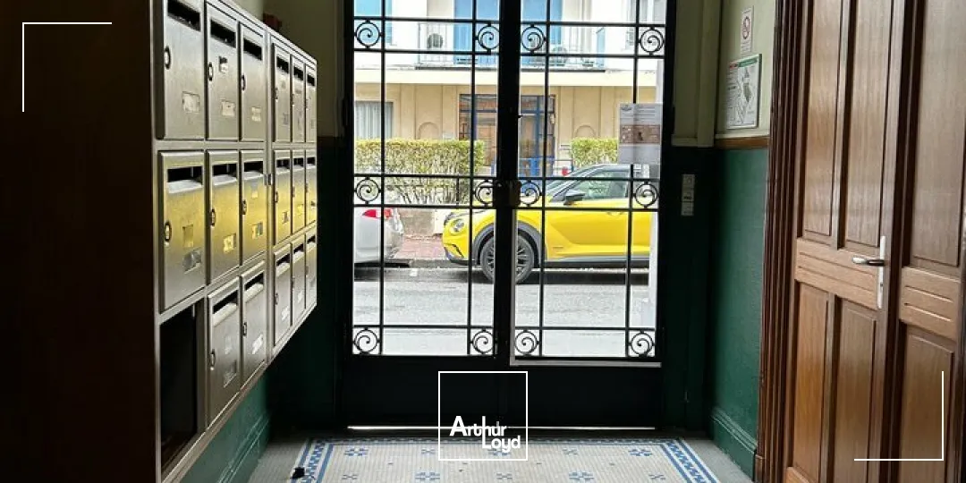 Petite surface en cur de ville - MURS VIDES