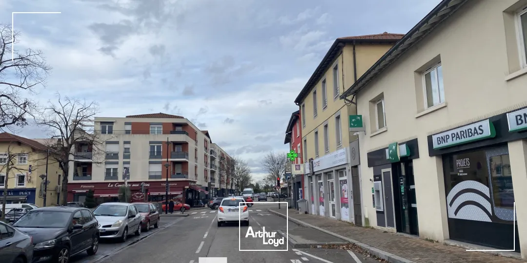 Locaux commerciaux à la location - Place Jean Monnet - Meyzieu