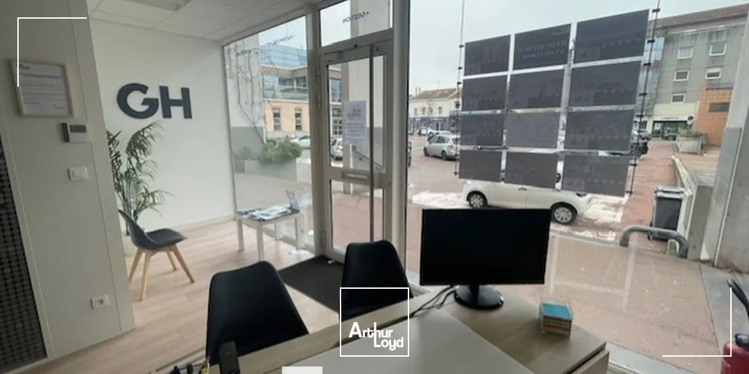 Locaux commerciaux à la location - Place Jean Monnet - Meyzieu