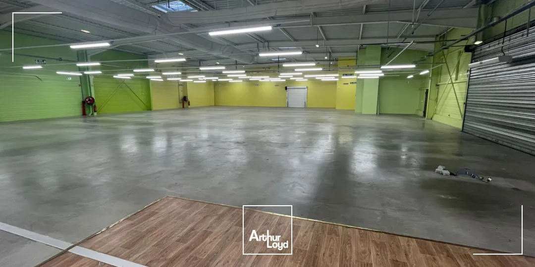 Commerce d'environ 900m2 à louer en zone commerciale