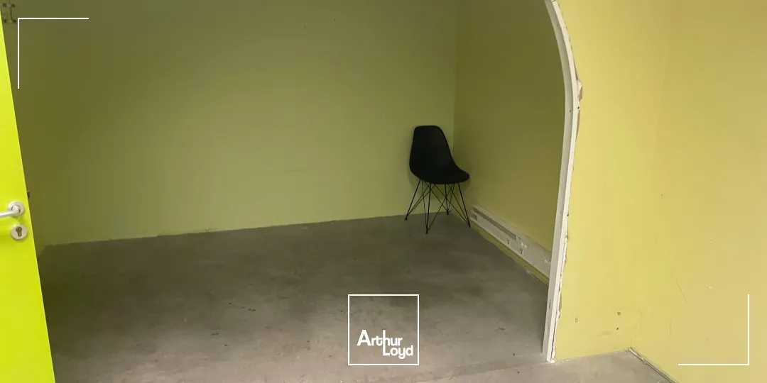 Commerce d'environ 900m2 à louer en zone commerciale