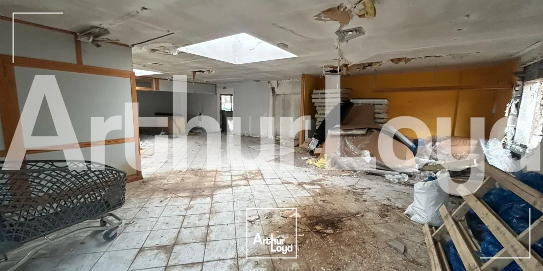 Cellule commerciale livré brut de béton de 375 m² à louer - Emplacement stratégique et forte visibilité