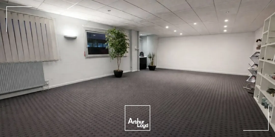 SAINT CYR SUR LOIRE BUREAUX A LOUER 700 M² PARKINGS SHOW ROOM POSSIBLE