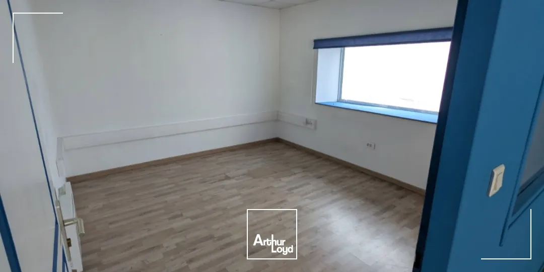 Location local commercial avec parking surface 189 m2 Trith-Saint-Léger