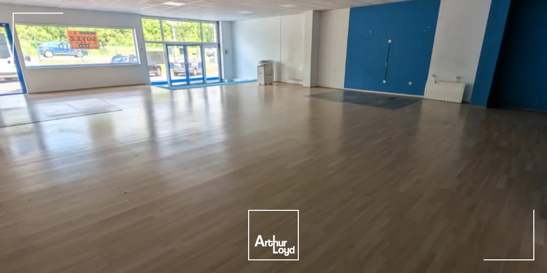 Location local commercial avec parking surface 189 m2 Trith-Saint-Léger