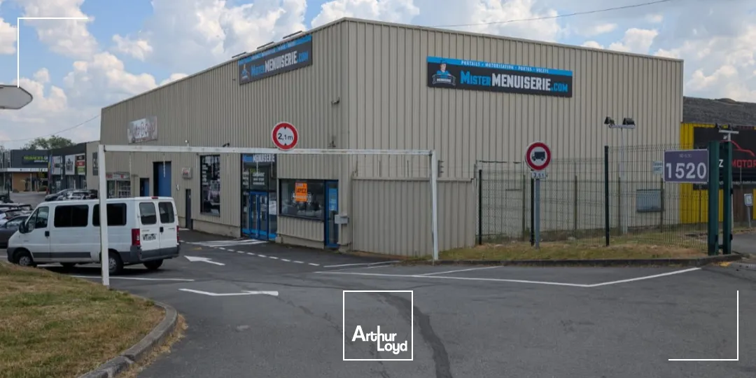 Location local commercial avec parking surface 189 m2 Trith-Saint-Léger