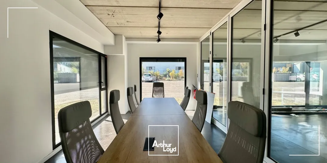 Locaux d'activité & Entrepôts - Location - SAINT ESTEVE JANSON - 13610 - 775-1550 - 7912676
