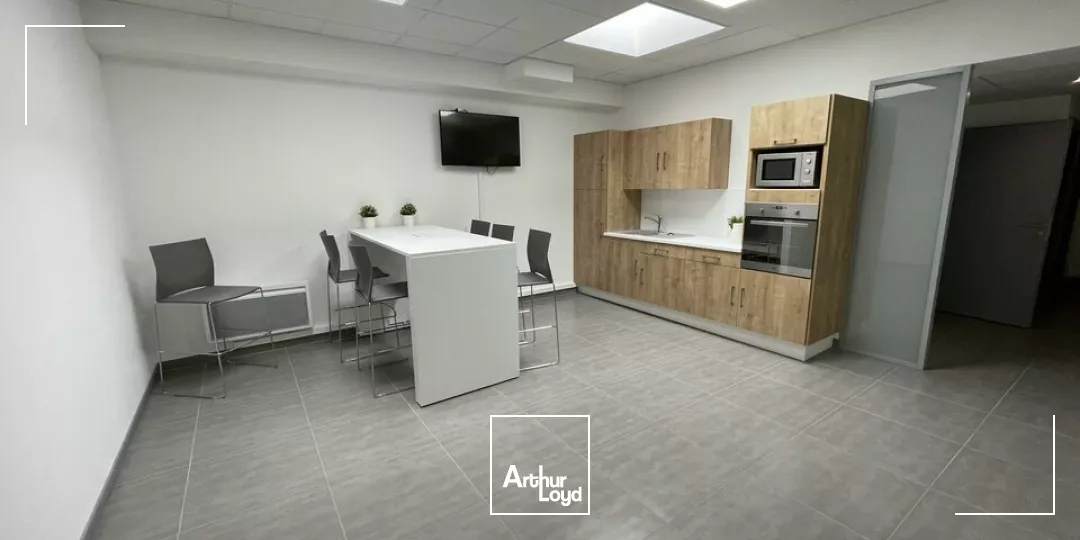 BUREAUX à LOUER de 660.89 m²