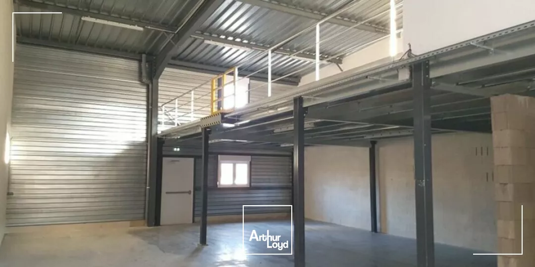 LOCAL D'ACTIVITE - ENTREPOT à LOUER de 267 m²