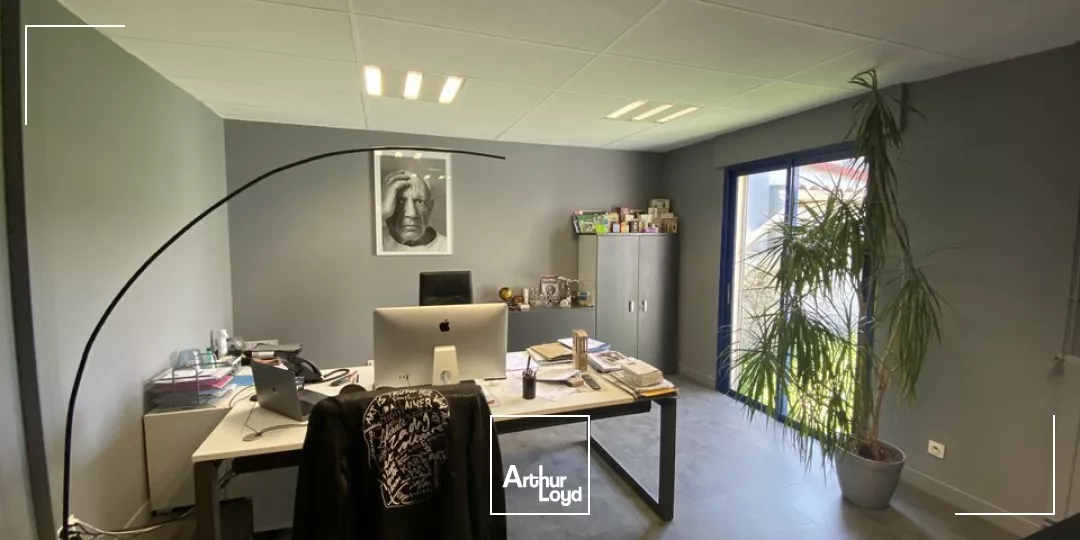 SAINT-PERAY, à louer bâtiment de bureaux - Stockage - Calme - Prestations - Terrain - Parking privatif