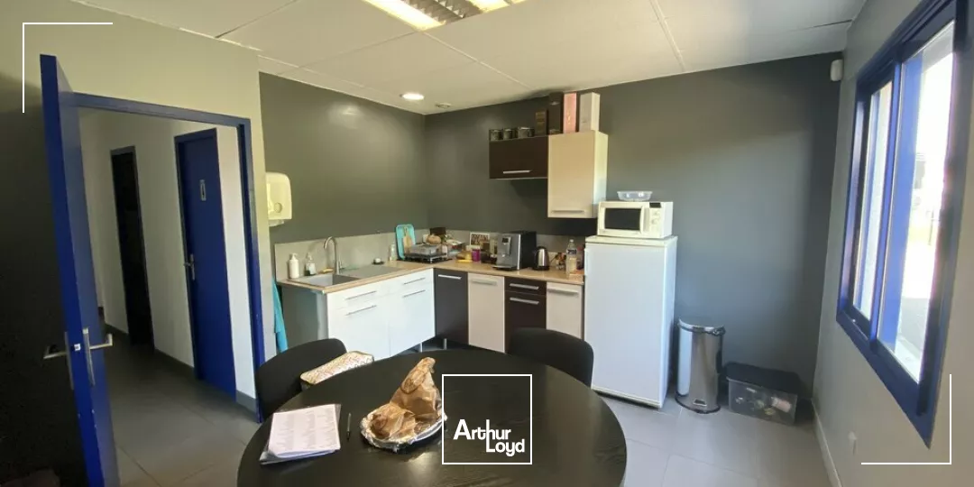 SAINT-PERAY, à louer bâtiment de bureaux - Stockage - Calme - Prestations - Terrain - Parking privatif