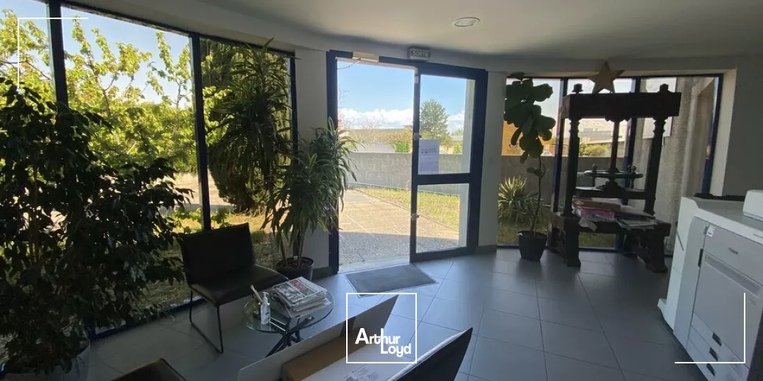 SAINT-PERAY, à louer bâtiment de bureaux - Stockage - Calme - Prestations - Terrain - Parking privatif