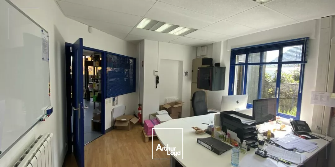 SAINT-PERAY, à louer bâtiment de bureaux - Stockage - Calme - Prestations - Terrain - Parking privatif