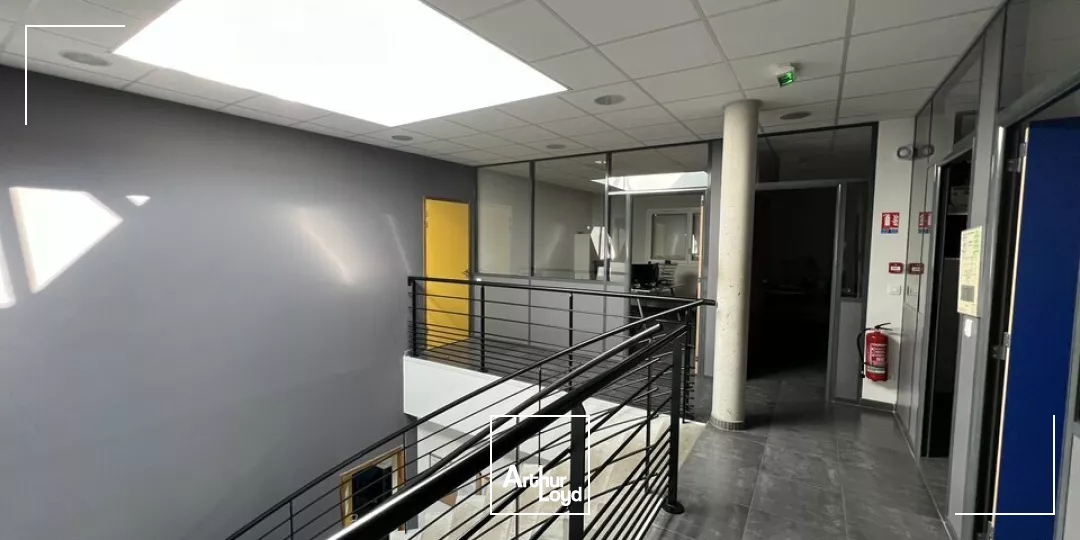 VALENCE Sud, ZA de Clairac , à louer immeuble de bureaux récent - 2 niveaux - Grand parking - Terrain paysagé