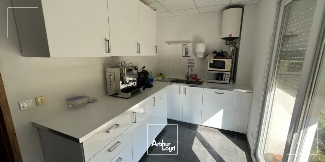 VALENCE Sud, ZA de Clairac , à louer immeuble de bureaux récent - 2 niveaux - Grand parking - Terrain paysagé