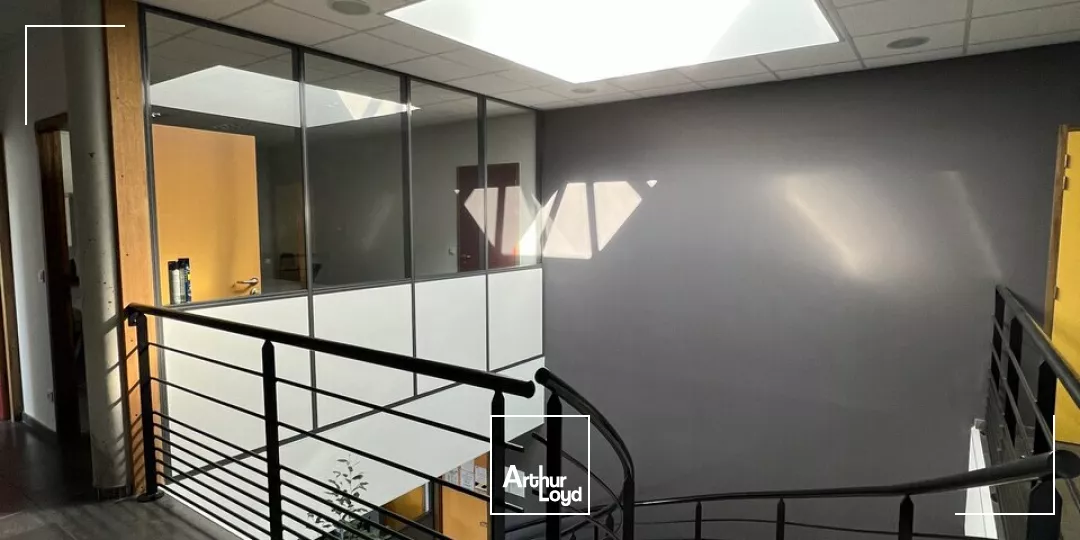 VALENCE Sud, ZA de Clairac , à louer immeuble de bureaux récent - 2 niveaux - Grand parking - Terrain paysagé