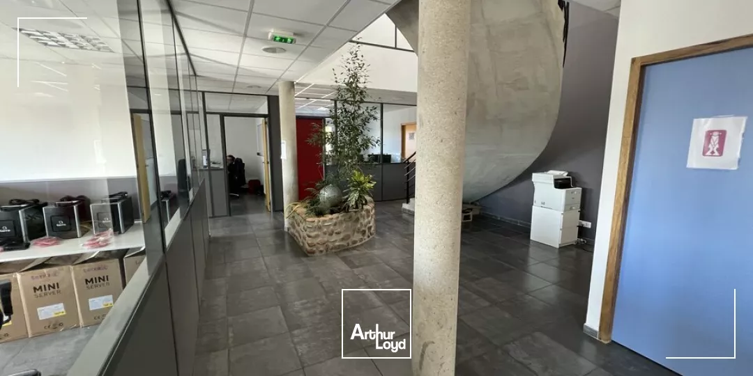 VALENCE Sud, ZA de Clairac , à louer immeuble de bureaux récent - 2 niveaux - Grand parking - Terrain paysagé