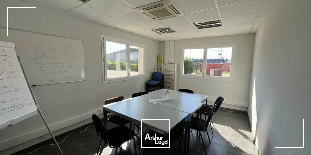 VALENCE Sud, ZA de Clairac , à louer immeuble de bureaux récent - 2 niveaux - Grand parking - Terrain paysagé