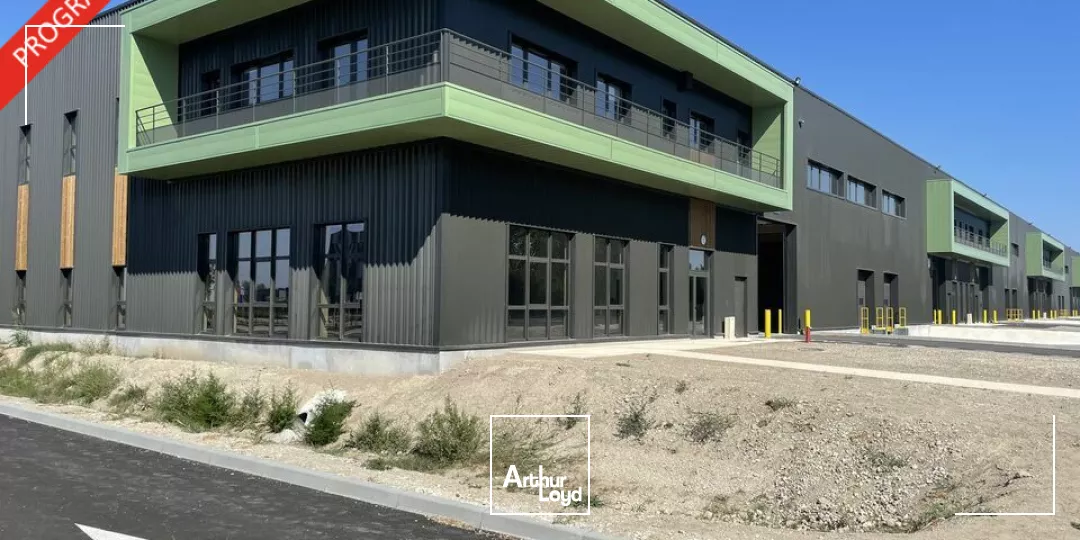 À louer - Cellule d'activité de 1 408 m² avec bureaux, quai et aire de manuvre - Parc neuf certifié à Graveson