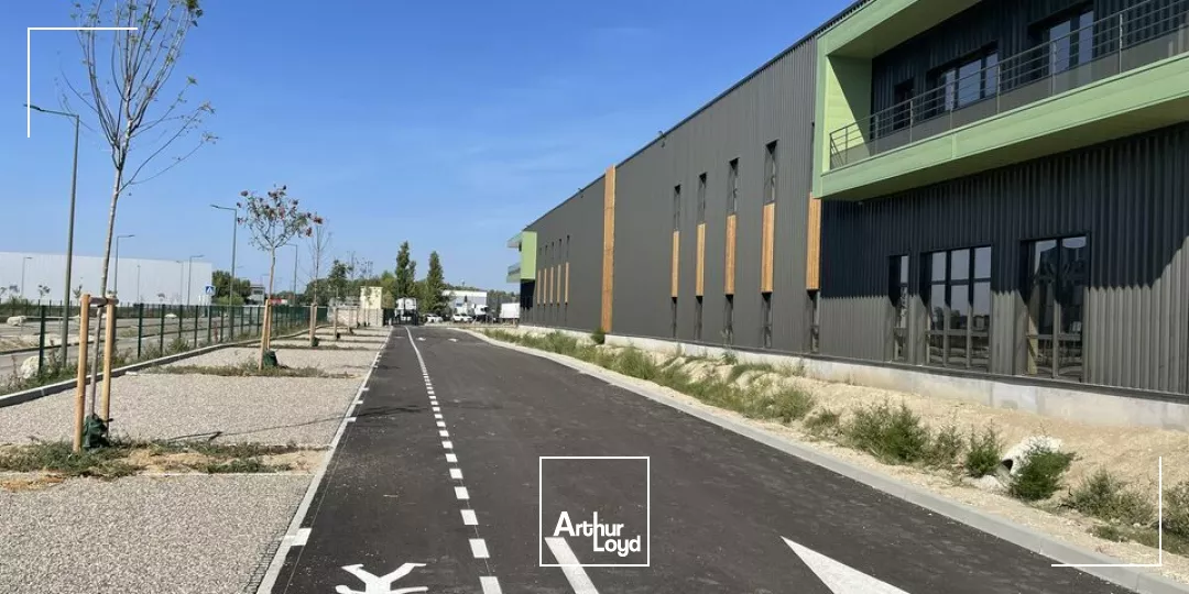 À louer - Cellule d'activité de 1 408 m² avec bureaux, quai et aire de manuvre - Parc neuf certifié à Graveson