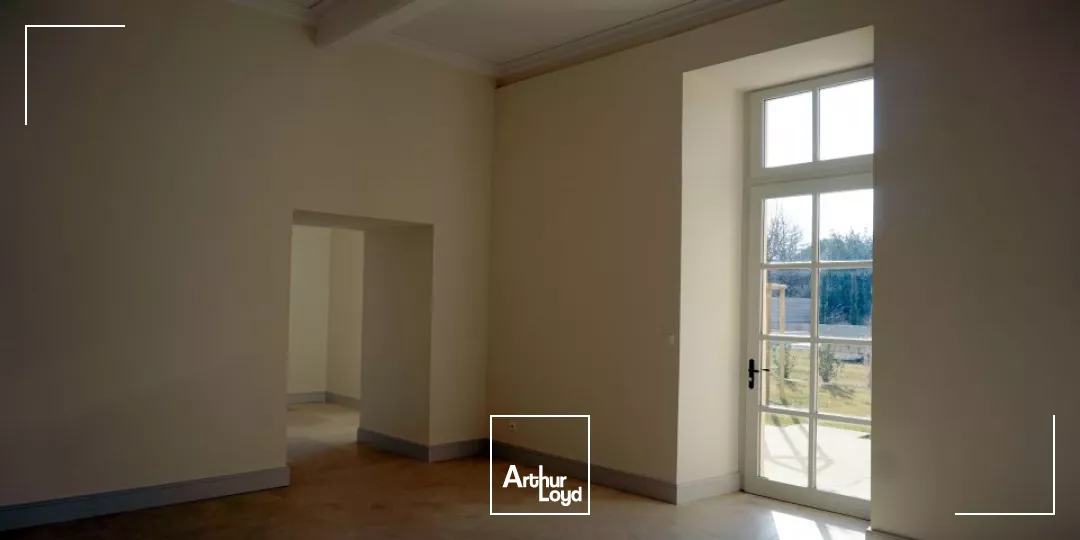 A LOUER - BOLLENE (84) - BUREAUX DE STANDING D'ENVIRON 84 m2 DANS UNE HÔTEL PARTICULIER