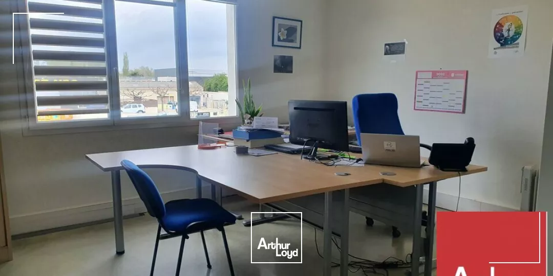 PIERRELATTE - A LOUER - PLATEAUX DE BUREAUX EN ETAGE AVEC PARKING