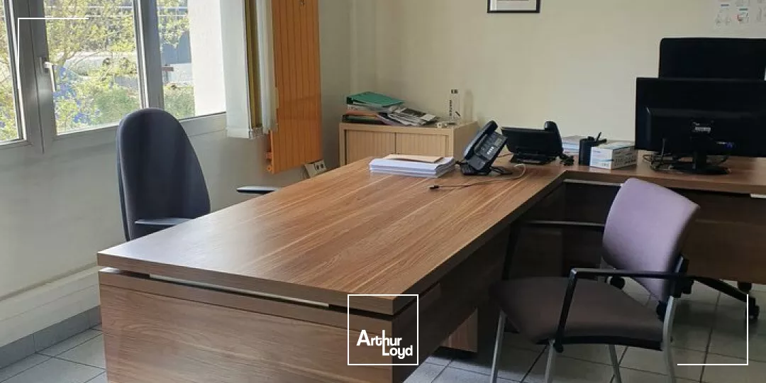 PIERRELATTE - A LOUER - PLATEAUX DE BUREAUX EN ETAGE AVEC PARKING