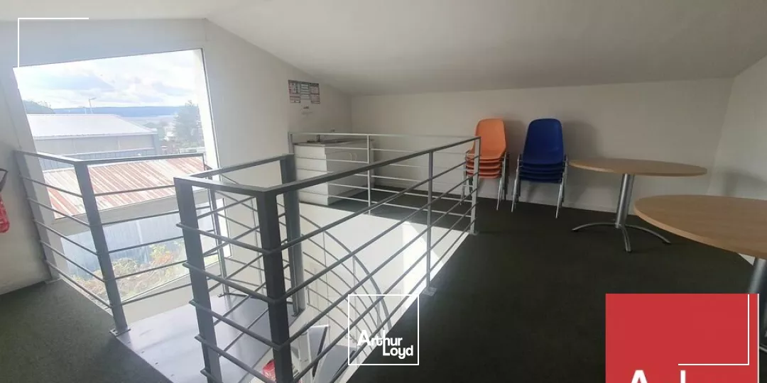 PIERRELATTE - A LOUER - PLATEAUX DE BUREAUX EN ETAGE AVEC PARKING
