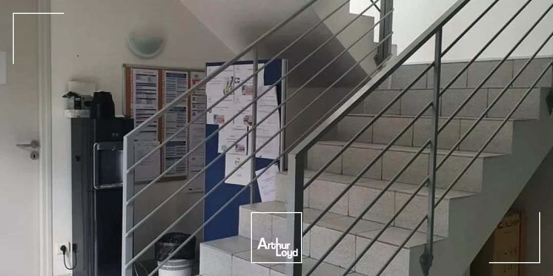 PIERRELATTE - A LOUER - PLATEAUX DE BUREAUX EN ETAGE AVEC PARKING