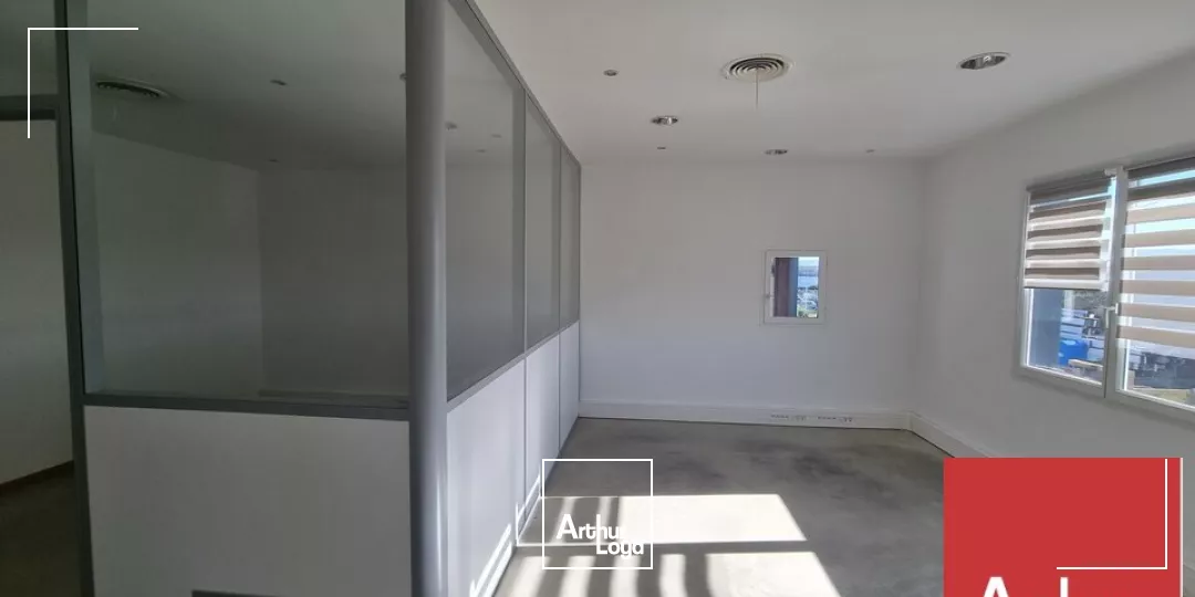 PIERRELATTE - A LOUER - PLATEAUX DE BUREAUX EN ETAGE AVEC PARKING