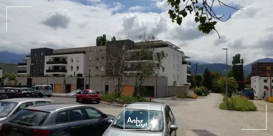 LOCAL COMMERCIAL LOUER 581m² DIVISIBLE MEYLAN INOVALLEE AVEC PARKING