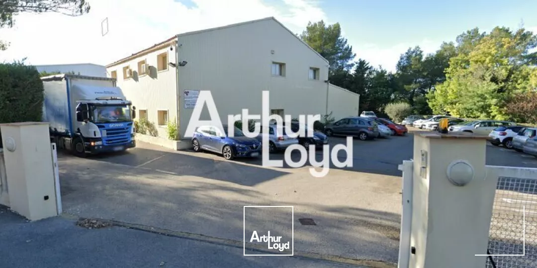 Arthur Loyd vous propose des locaux d'activité mixtes indépendant de 1 775 m² avec bureaux à l'étage sur un foncier de 3 000m² 