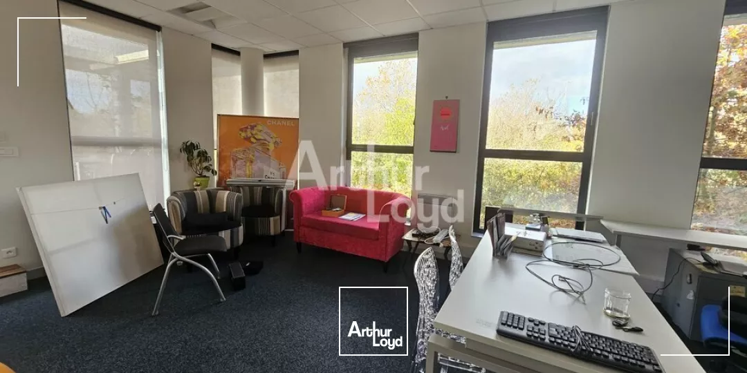 BEAUCOUZE bâtiment indépendant de bureaux de 460 m² avec terrasse à louer