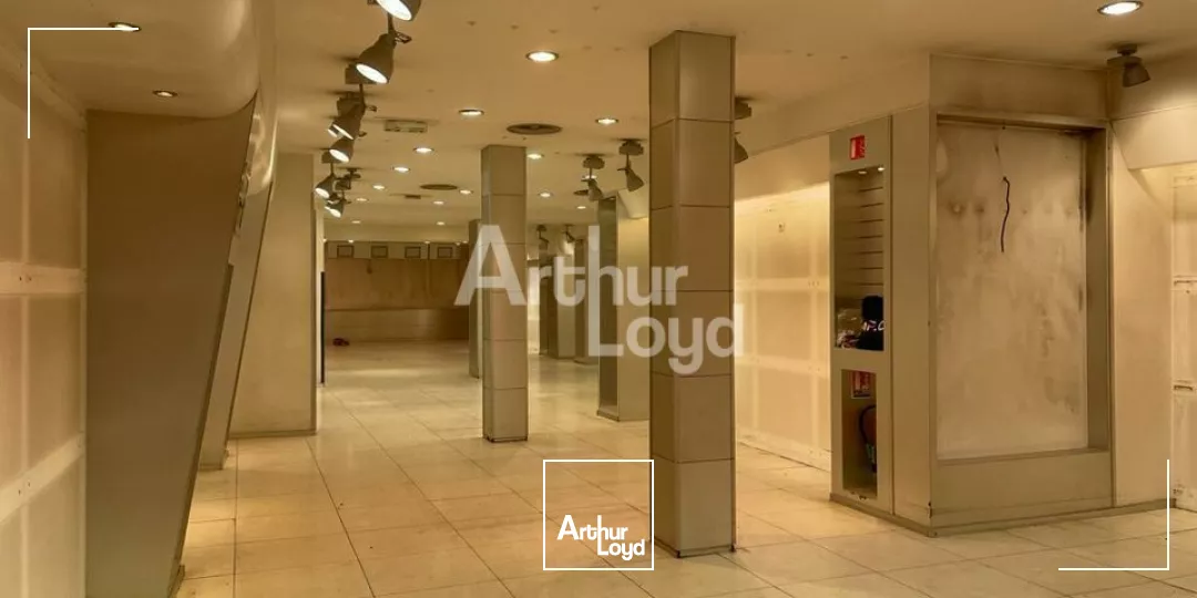 BLOIS CENTRE - LOCATION COMMERCE DE 480 M² - BELLE VISIBILITE