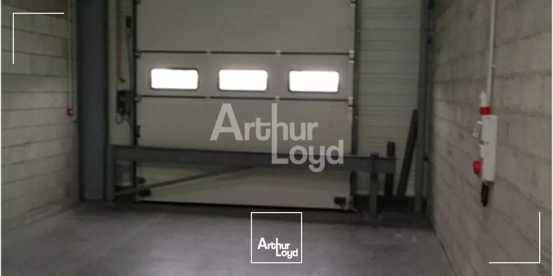 MER - LOCATION 3 CELLULES D'ACTIVITE DE 350 M² - ZONE D'ACTIVITES