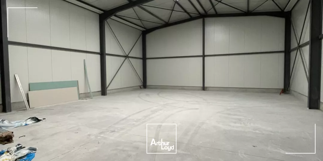 A LOUER - LOCAL D'ACTIVITÉ - 250 M2 - ST PHILBERT DE GRAND LIEU