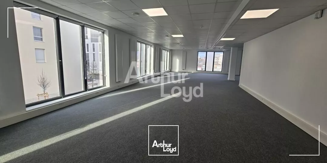 Saint Serge, quartier tertiaire plateau de bureaux de 475 m² situé au deuxième étage