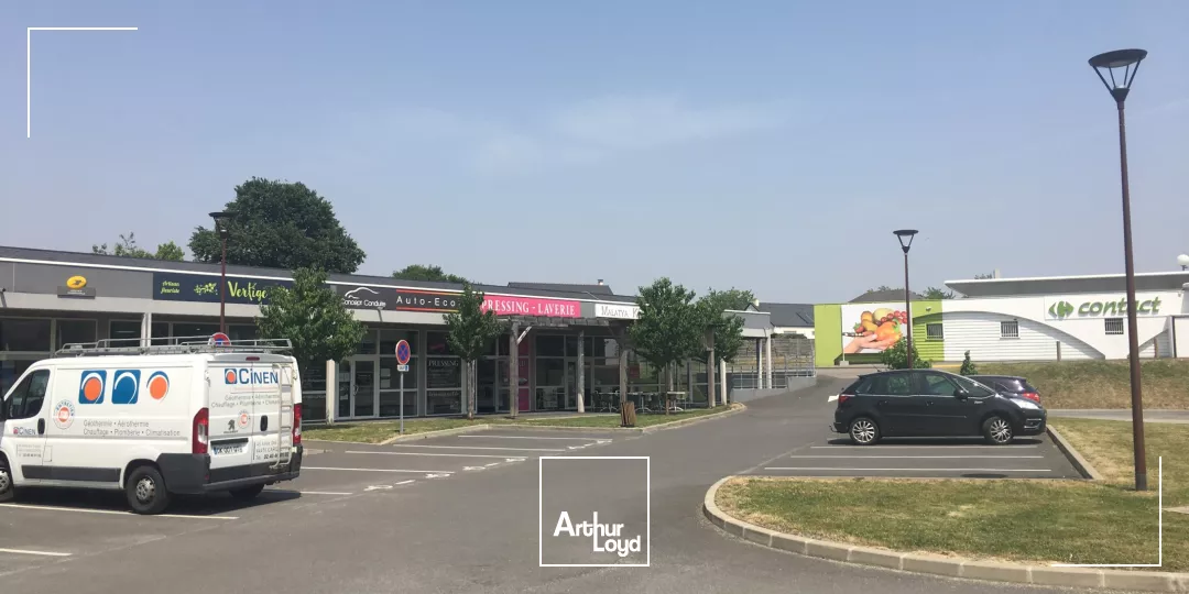 Cellule commerciale, à louer au coeur de Granchamps des Fontaines. 