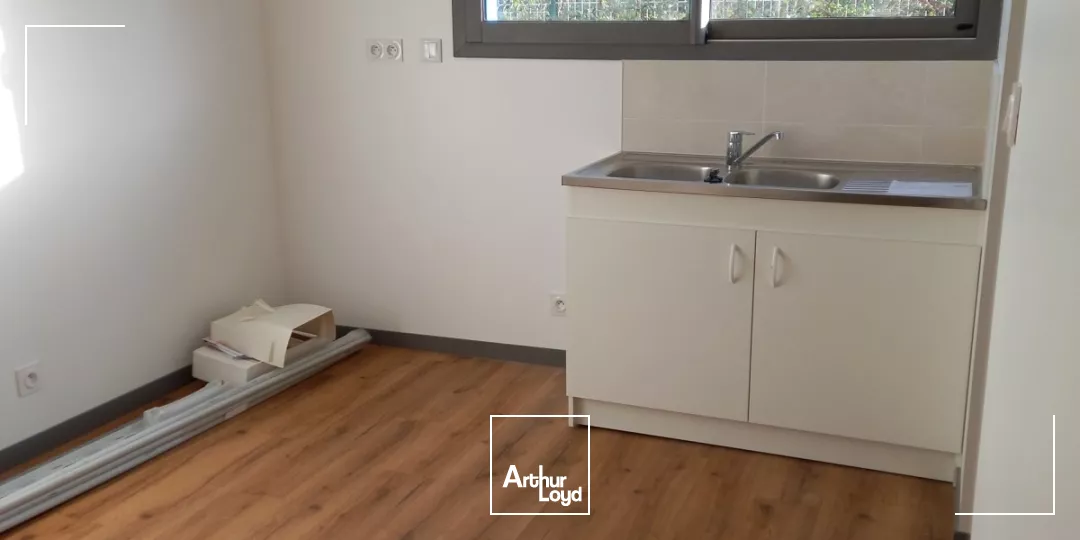 STOCKAGE - 200 M2 - BUREAUX - 37 M2 - ST ANDRE DES