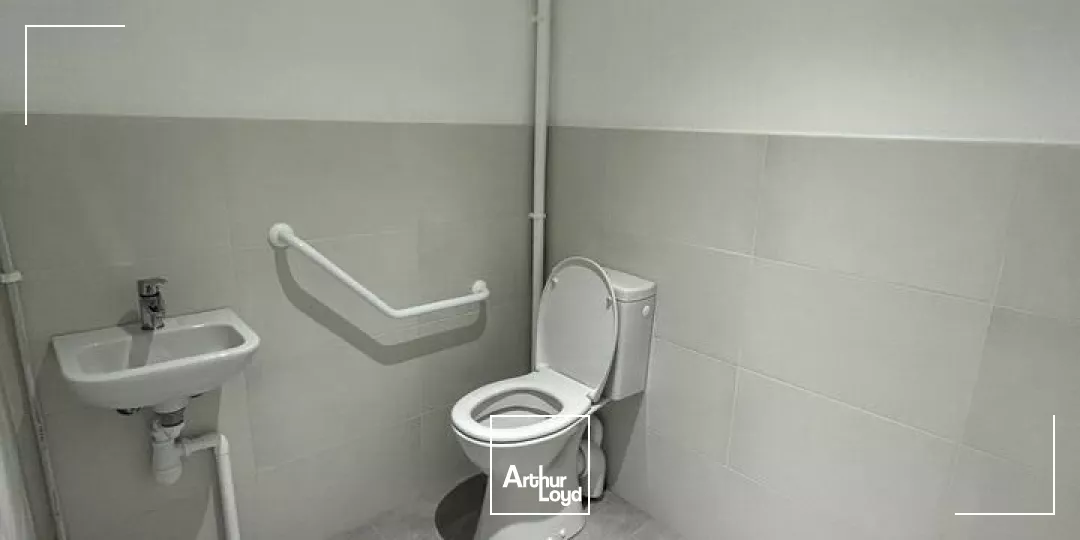 LOCAL D'ACTIVITE - ENTREPOT à LOUER de 143 m²