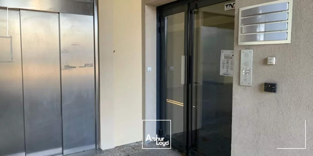 AVIGNON BUREAUX A LOUER DANS UN ENSEMBLE CLOTURE 319 m² en RDC