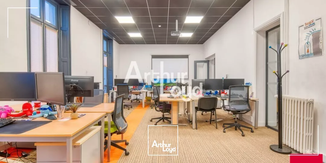 Angers hyper centre immeuble de bureaux type haussmannien de 1 121,32 m² à louer