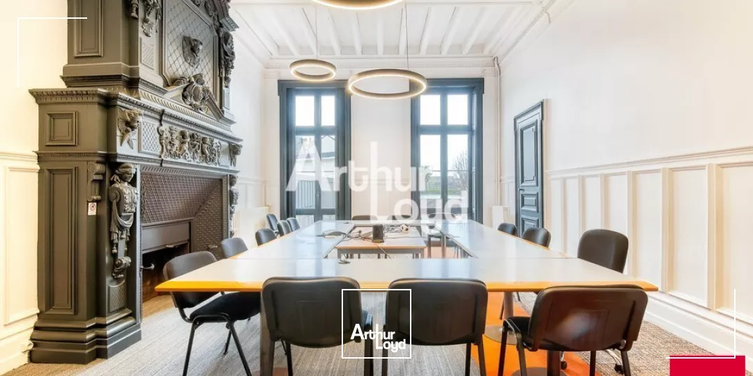 Angers hyper centre immeuble de bureaux type haussmannien de 1 121,32 m² à louer