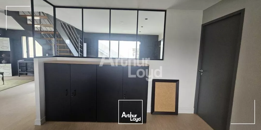 ANGERS AXE PASSANT Ensemble immobilier indépendant de 222 m² à louer 