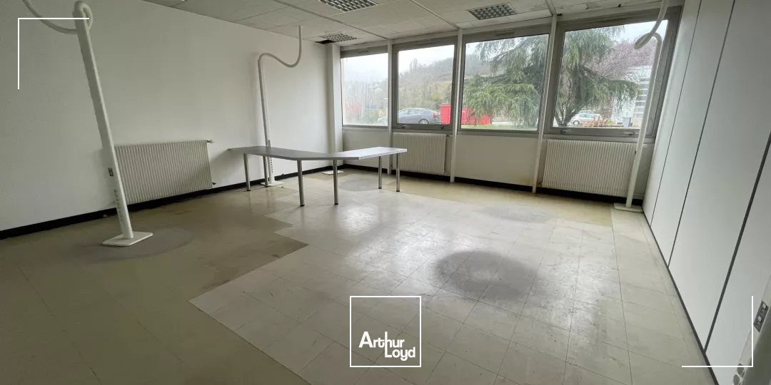 Bureaux à louer à MENILLES 27120