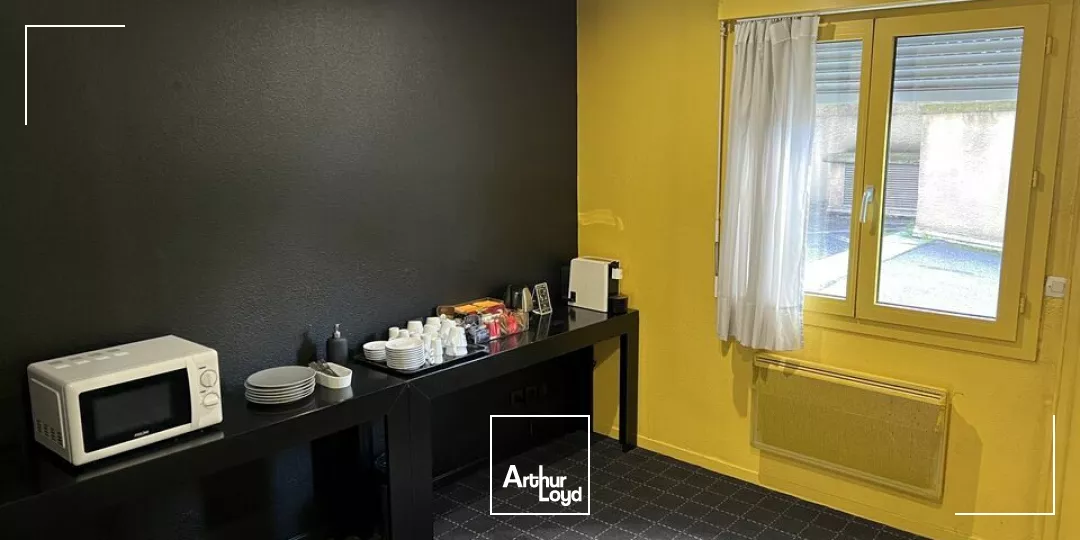 VALENCE Centre ville, à louer - Bureaux - Belle vitrine - Bonne visibilité - Parkings privatifs