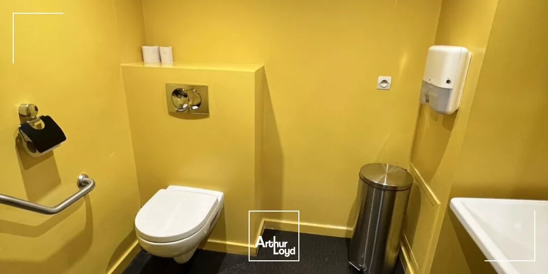 VALENCE Centre ville, à louer - Bureaux - Belle vitrine - Bonne visibilité - Parkings privatifs