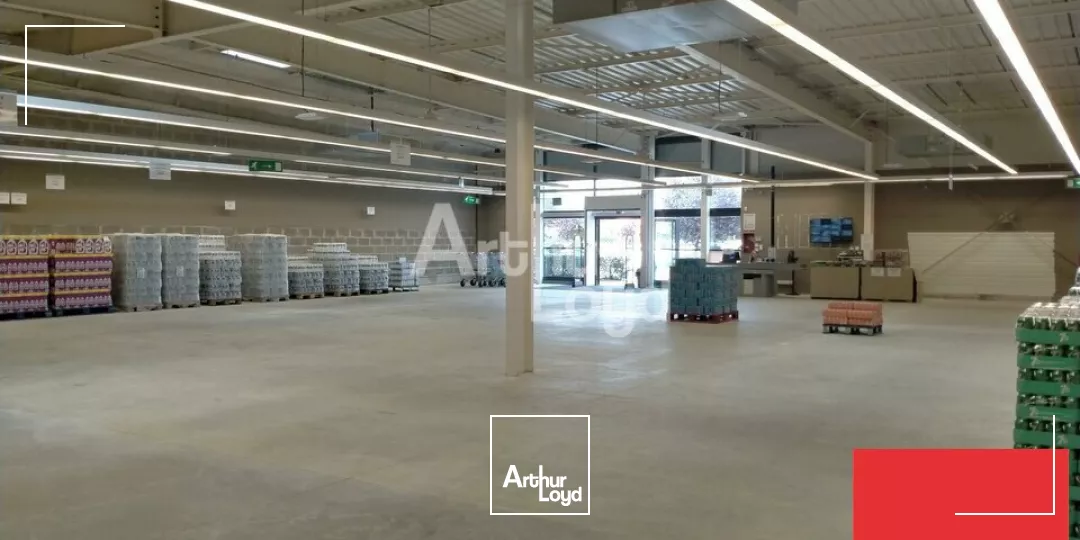 A LOUER LOCAL COMMERCIAL EN ZONE COMMERCIALE ACTIVE SUR MONTMORILLON (86)