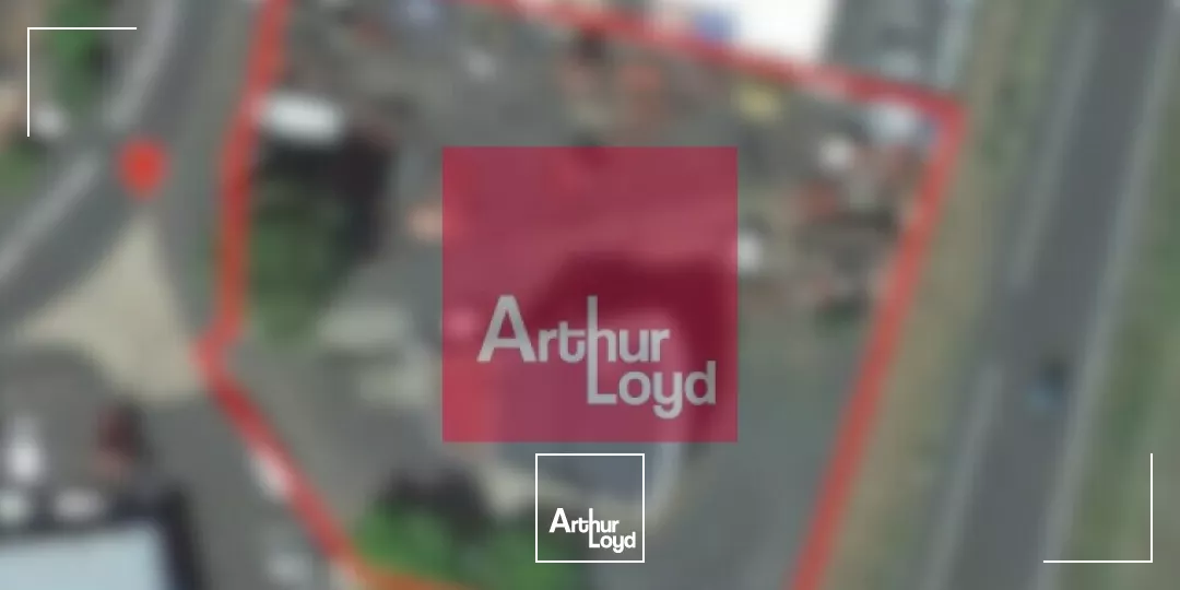 ISSOIRE A VENDRE ENSEMBLE IMMOBILIER BUREAUX ET TERRAIN A BATIR 