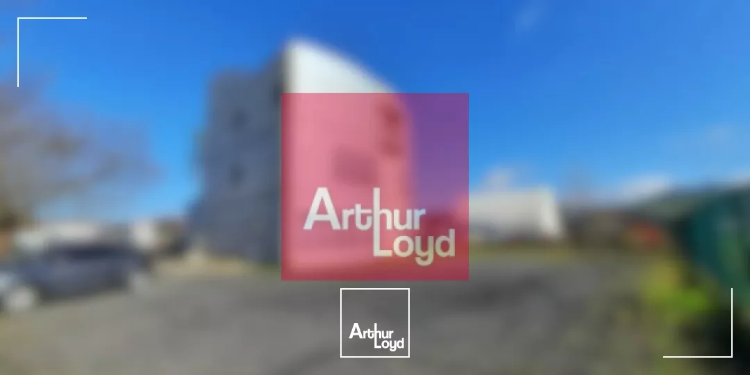 ISSOIRE A VENDRE ENSEMBLE IMMOBILIER BUREAUX ET TERRAIN A BATIR 